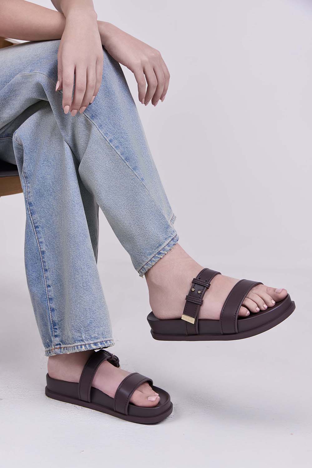 תמונת כל הלוק של כפכפים